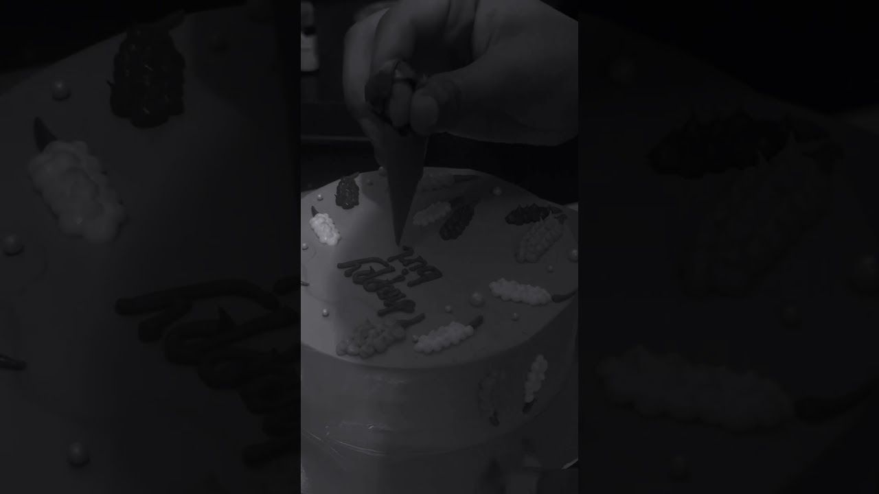 Writing on cakes is love